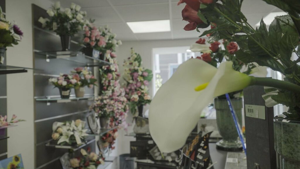 fleurs au magasin funeraire