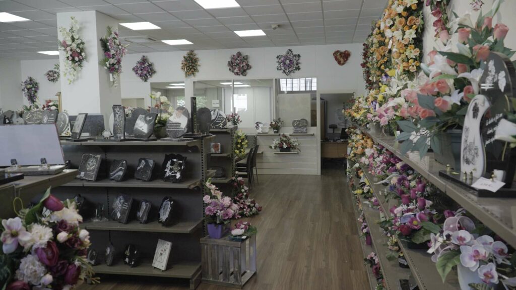 fleurs dans un vase dans un cimetiere