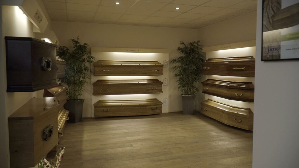 fleurs dans un vase dans un cimetiere