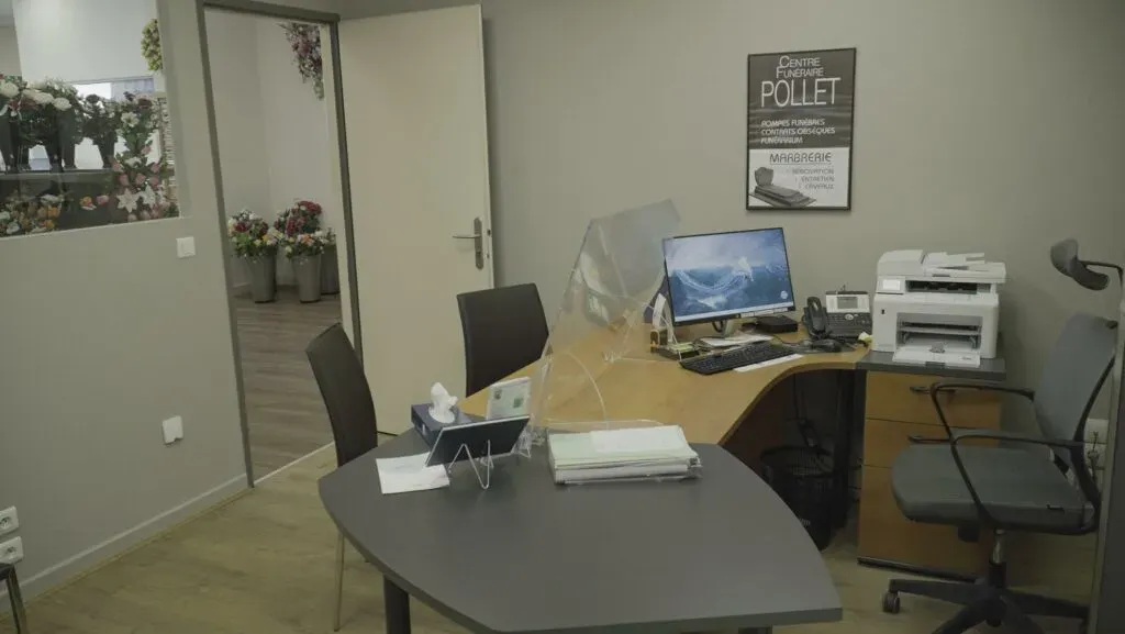 Espace de réception et bureau d'accueil confidentiel du centre funéraire