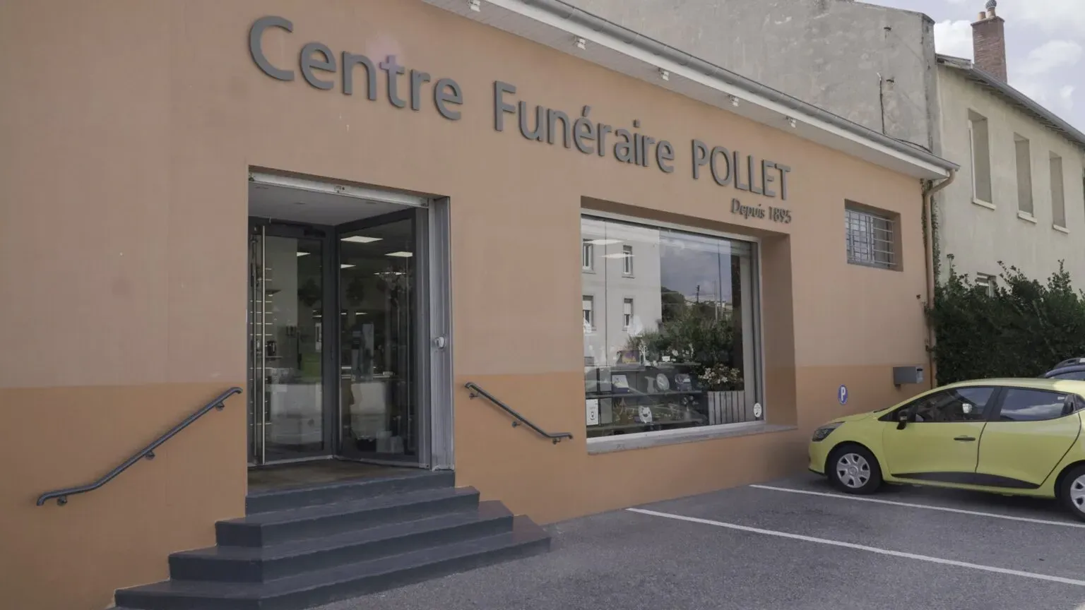 Façade extérieure avec entrée et vitrine du Centre Funéraire Pollet