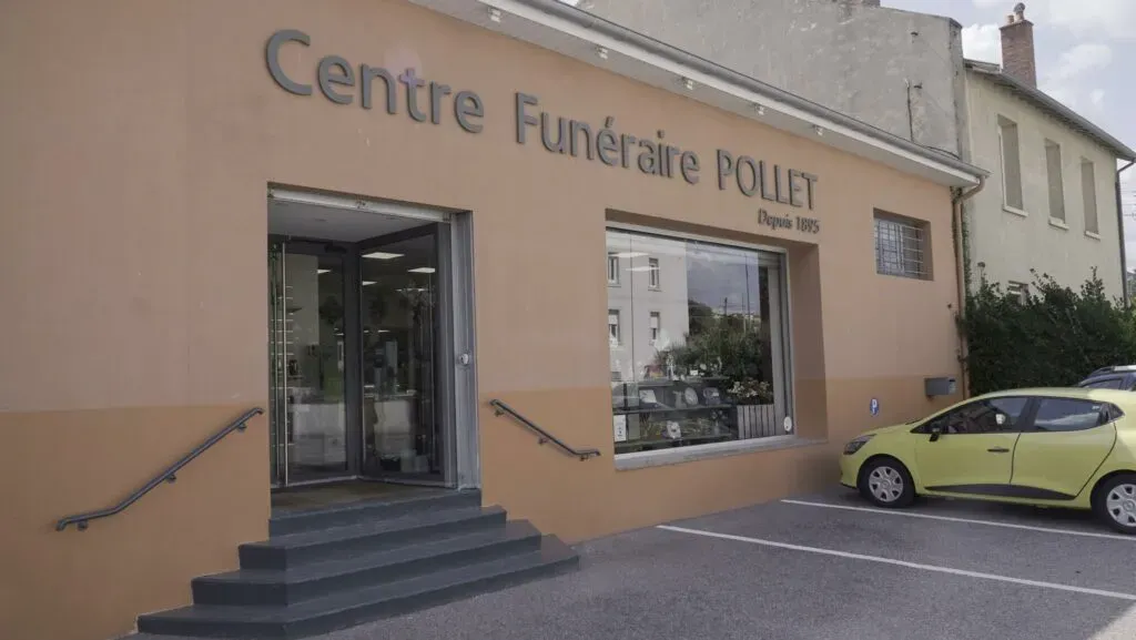 Entrée principale et vitrine de l'agence Centre Funéraire Pollet Depuis 1895
