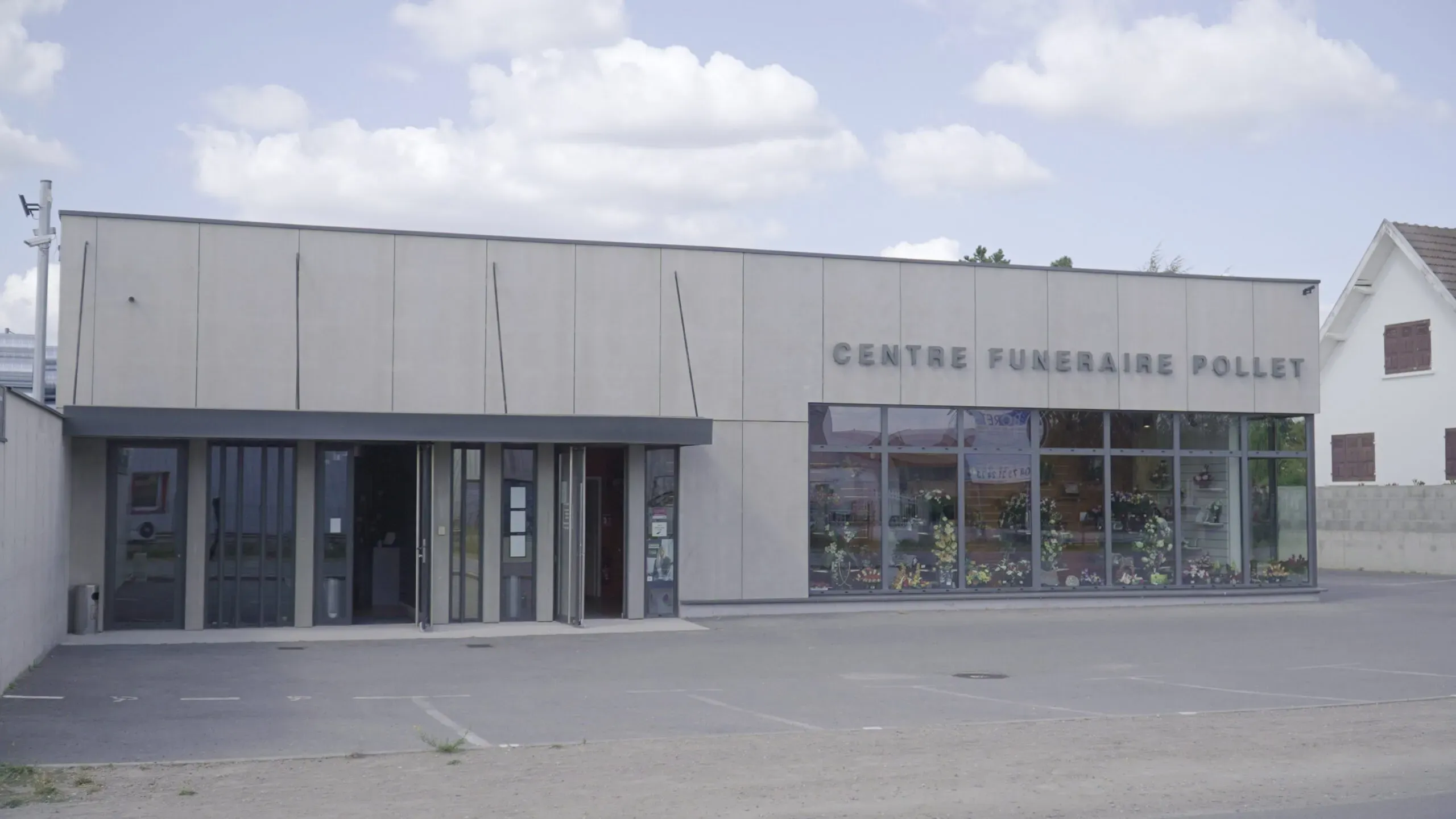 Façade moderne et parking du Centre Funéraire Pollet