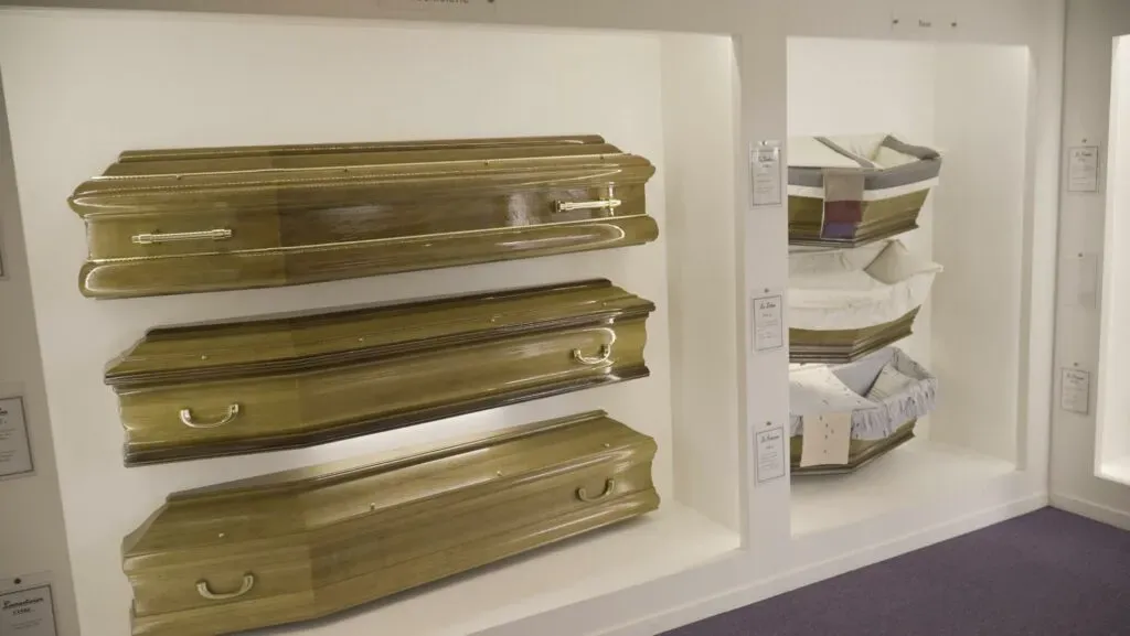 Showroom de présentation de cercueils en bois et capitons funéraires